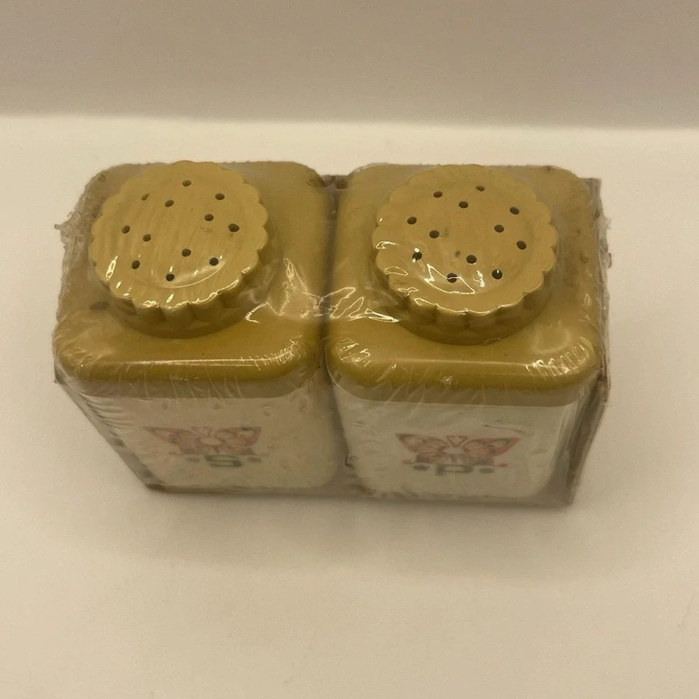 Retro MCM Butterfly Salt Pepper Shaker Set Vintage Sterilite Sealed